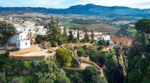 „Am cumpărat cu 500.000 € o casă în Spania în 2001, azi valorează cu 150.000 € mai puțin”. Capcana în care au căzut sute de străini