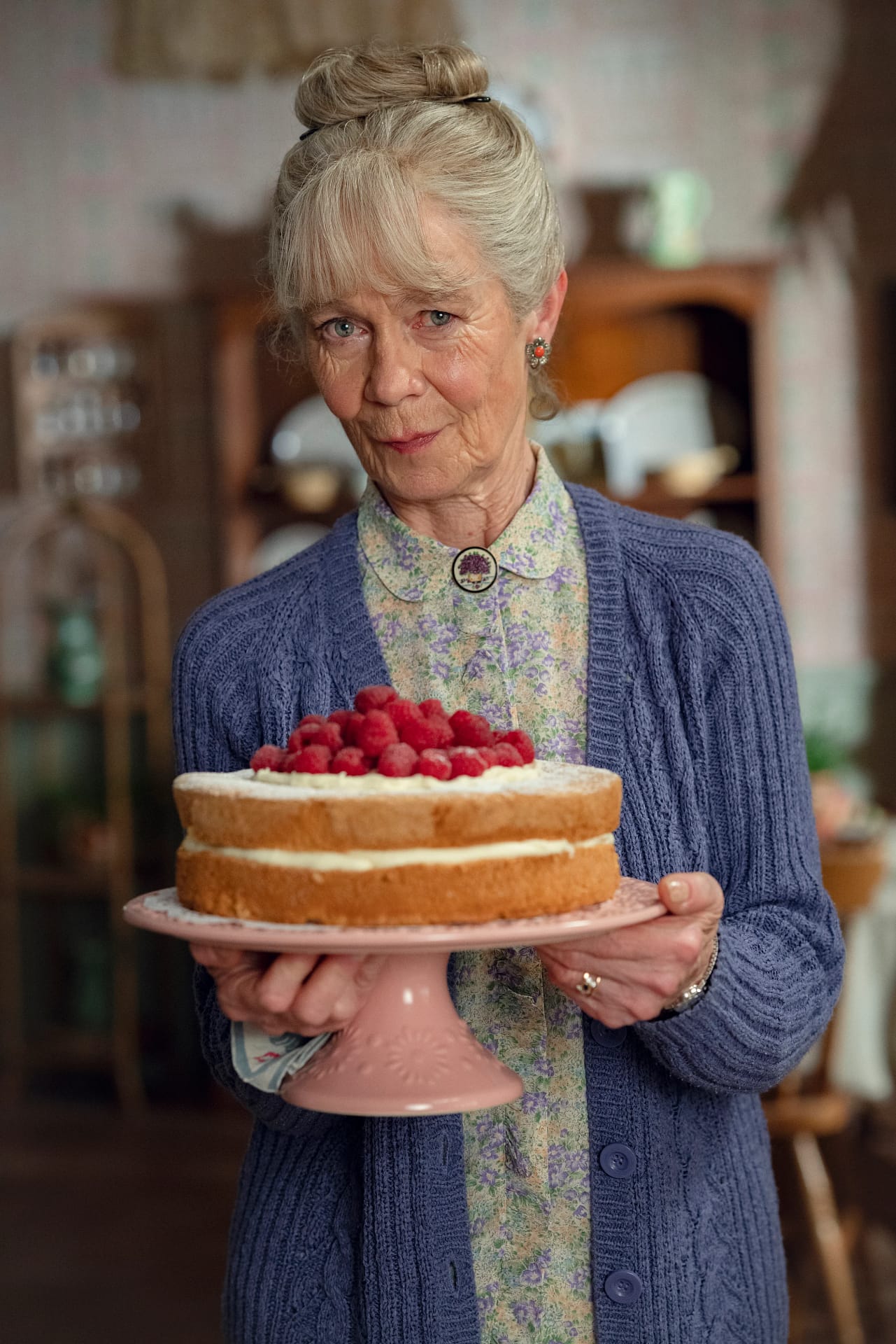 Celia Imrie, în rolul unei simpatice foste asistente pasionată de prăjituri. FOTO: Netflix