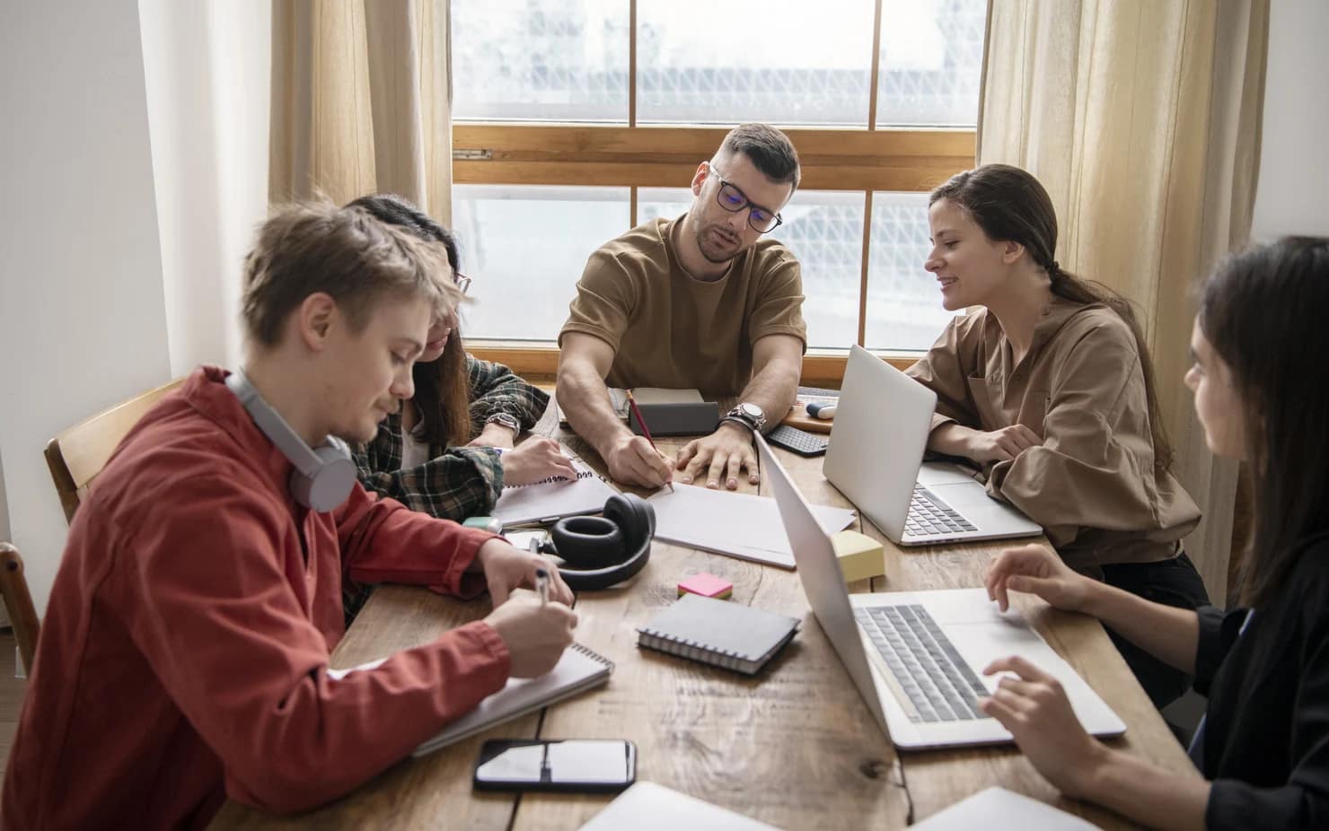 Tineri la lucru. Sursa: Freepik.com