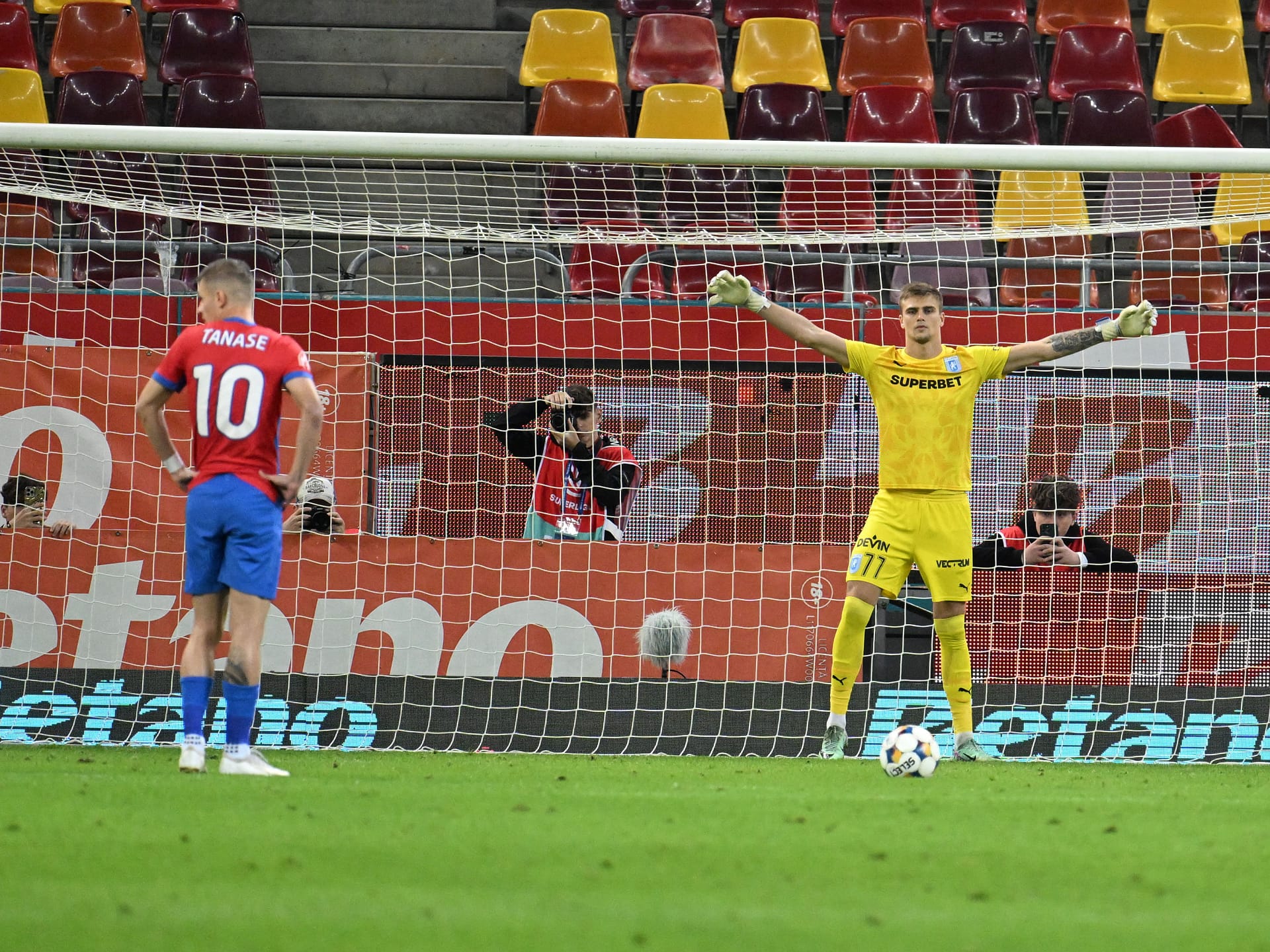 FCSB - Universitatea Craiova 1-0, cu IstVAR Kovacs! Cel mai bun arbitru al României nu mai vede NIMIC pe teren FCSB - Universitatea Craiova 1-0, cu IstVAR Kovacs! Cel mai bun arbitru al României nu mai vede NIMIC pe teren